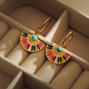 Détail de boucles d'oreilles éventail bohème en or avec émail coloré et turquoise
