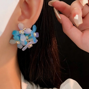 Boucles d'oreilles fleurs en acrylique dégradé violet avec perles sur mannequin