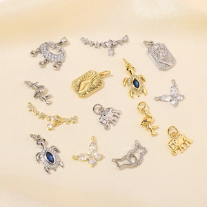 Pendentifs animaux plaqués or et argent avec motifs de papillon, tortue et éléphant