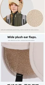 Detail der Plüschfütterung und winddichten Ohrenklappen bei Kinder Wintermütze Beige