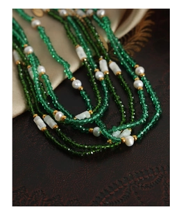 Détail de perles d'eau douce et d'amazonite sur un collier rétro en titane