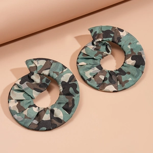 Boucles d'oreilles rondes creuses en tissu avec motif camouflage vert style géométrique