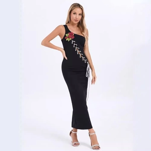 Robe longue noire asymétrique avec applique fleur de rose rouge et détails de laçage côté
