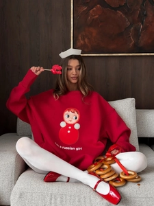 Felpa rossa oversize a girocollo con stampa di bambola russa vintage e scritte eleganti