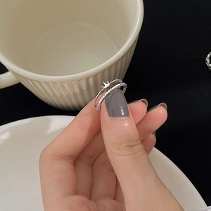 Anello a corona a doppio strato minimalista in argento indossato da una donna
