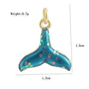 Détail du pendentif queue de baleine de 1,5 cm, dégradé bleu avec bords dorés