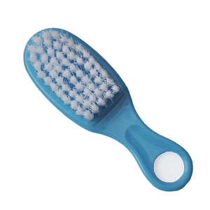 Nahaufnahme der Babyhaarbürste mit weichen weißen Borsten und blauem Griff