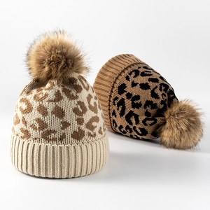 Bonnets tricotés à imprimé léopard avec pompons en fausse fourrure pour la chaleur hivernale