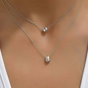 Elegante collana doppia in argento con perla rotonda minimalista e pendente a goccia