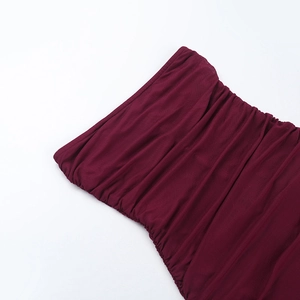 Détail du tissu en maille bordeaux avec fronces professionnelles et texture plissée