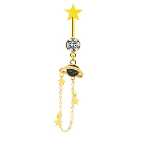 Détail d'un piercing de nombril doré avec pendentif planète noire et petites étoiles