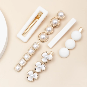 Set di 5 fermagli per capelli con perle e dettagli dorati per donne con stile