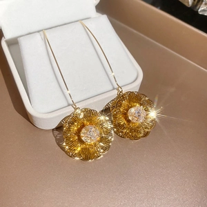 Vue détaillée de boucles d'oreilles fleur plaquées or 18K avec centres en zircone