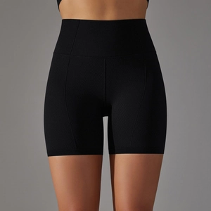Dettaglio dei pantaloncini sportivi neri a vita alta con trama a nido d'ape e cuciture