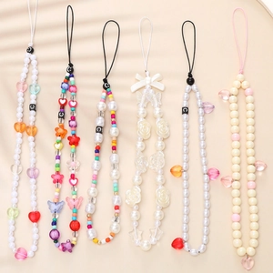 Detalle de correas para móvil hechas a mano con perlas y corazones de acrílico coloridos