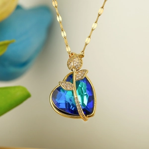 Collana con cuore di cristallo blu, ciondolo a rosa dorata e zirconi brillanti