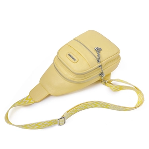 Marsupio alla moda giallo chiaro con trama in pelle e ampia tracolla a motivi