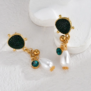 Elegante goldene Tropfenohrringe mit grünen Strasssteinen und weißen Perlenanhängern