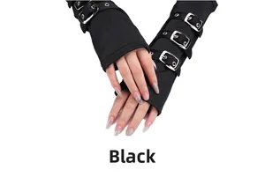 Dettaglio di guanti punk neri senza dita con cinturini e fibbie metalliche
