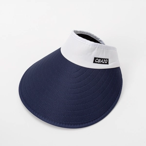 Détail de la visière pare-soleil bleu marine et blanc avec étiquette CBAIQ brodée