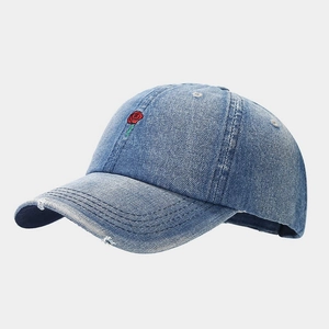 Casquette de baseball en jean bleu clair avec broderie rose rouge et détails usés vintage