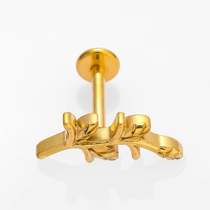 Détail du piercing d'oreille en titane G23 doré avec motif feuille de zircon