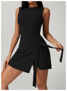 Détail de la robe de sport noire avec taille nouée réglable et matière élastique respirante