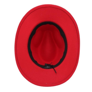 Vue détaillée de l'intérieur d'un chapeau fedora rouge avec bandeau noir et coutures précises