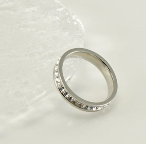 Vue détaillée d'une bague en acier argenté sertie d'un cercle complet de cristaux