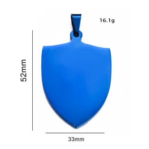 Pendentif bouclier en acier inoxydable bleu avec dimensions de 52mm par 33mm et 16,1g