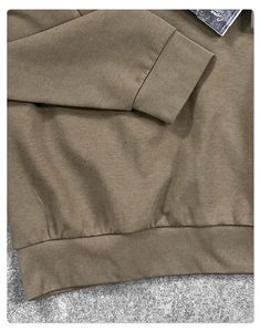 Dettaglio dei polsini e dell'orlo in maglia a coste di una t-shirt termica da uomo