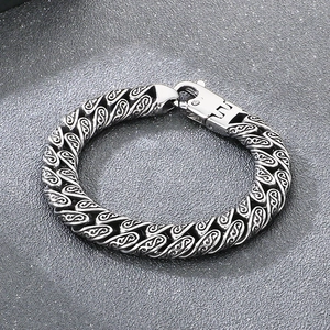 Détail du bracelet gourmette vintage avec gravures en S et fermoir mousqueton robuste