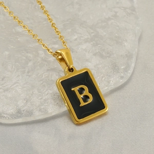 Collier doré en acier inoxydable avec pendentif carré noir et charm lettre B élégant