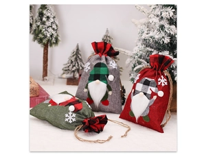 Detail von drei Weihnachts-Leinenbeuteln mit Wichtel-Applikation und Schneeflocken-Motiv