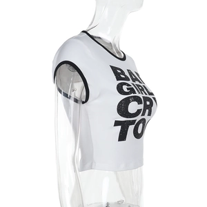 Detail eines weißen Crop-Tops mit schwarzem Kontrastsaum und Bad Girls Cry Too Aufdruck