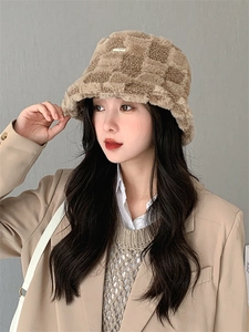 Vue détaillée de la texture en peluche douce et du motif à damier du chapeau bob d'hiver
