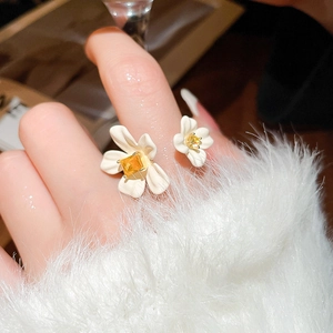Detail of flower petals with yellow zircons on an adjustable gold-plated ring