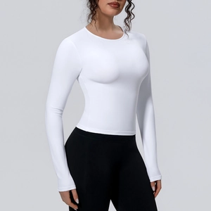 Haut de yoga blanc à manches longues, coupe ajustée en tissu extensible respirant