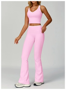 Dettaglio del set yoga rosa con scollo a V e leggings a zampa con bordo bianco