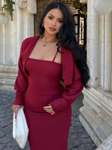 Détail de l'ensemble deux pièces en maille bordeaux avec robe moulante et cardigan court