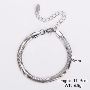 Dettaglio del bracciale a catena serpente argento 5mm in acciaio, misure 17+5cm