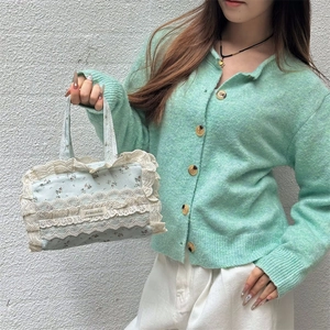 Détail du sac cabas floral en toile avec bordure en dentelle blanche et motif bleu