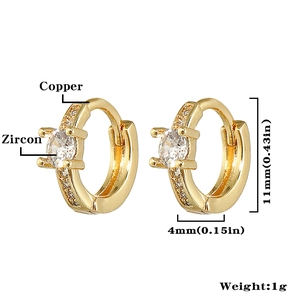 Detalle de pendientes de aro dorados de 11 mm con circonita y marcas de dimensión