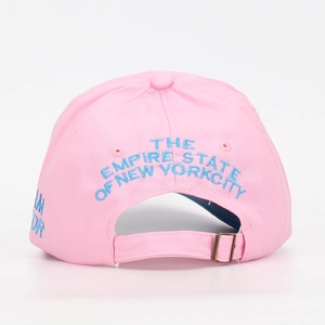 Berretto da baseball NYC rosa in cotone con ricamo blu e fibbia regolabile in bronzo