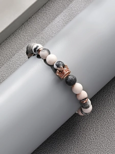Detailaufnahme des Perlenarmbandes mit 8mm weißem Türkis und einer roségoldenen Krone