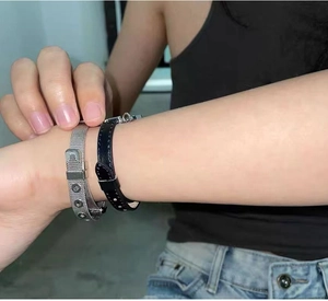 Détails des bracelets punk en maille argentée et cuir noir avec boucles réglables