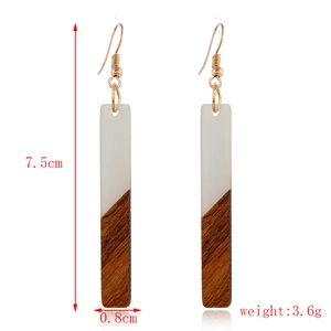 Détail des boucles d'oreilles rectangulaires en résine et bois mesurant 7,5 cm de long
