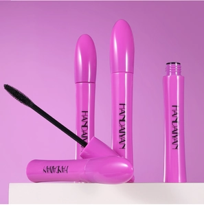 Detaillierte Nahaufnahme von leuchtend rosa wasserfester Mascara mit dichter Bürste.