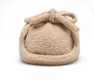Vue arrière de la casquette beige en polaire sherpa avec un grand nœud décoratif