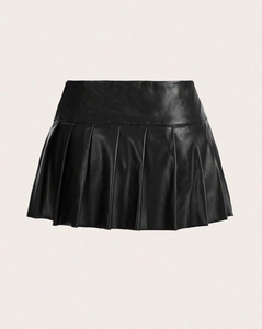 Detailed texture of black pleated PU leather mini skirt with split high waist design